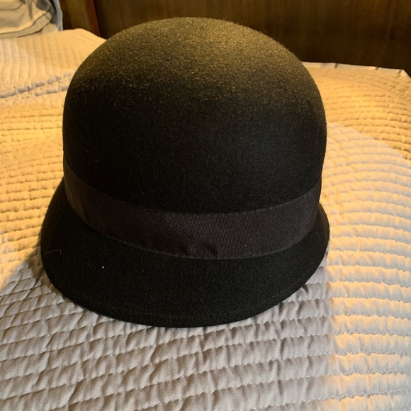 Vintage round wool black hat with feather accent - Picture 3 of 6